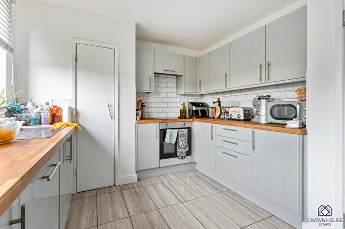 2 Bedroom Flat For Sale In Days Mead, Hatfield, Hertfordshire, AL10