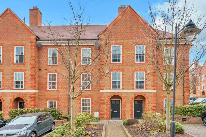 3 Bedroom Terraced House To Rent In Ashridge Close, London, N3