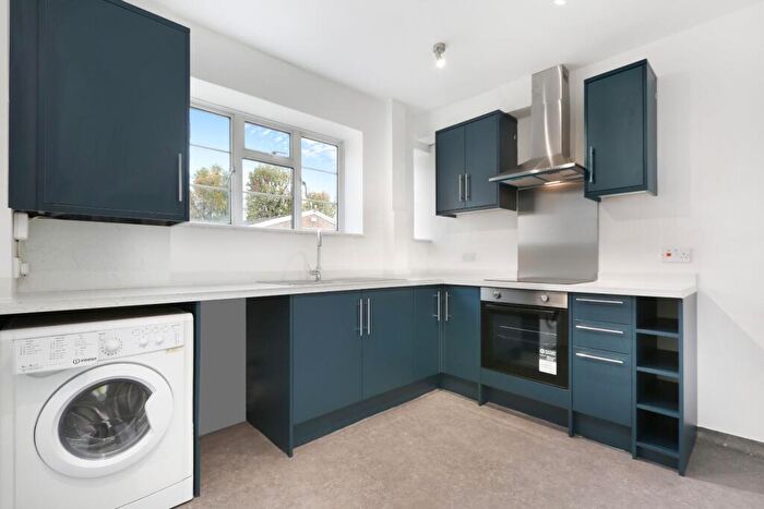 2 Bedroom Flat For Sale In Wyndham Road, London, SE5