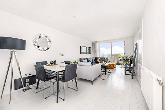 2 Bedroom Flat To Rent In Atkins Square, Hackney, E8