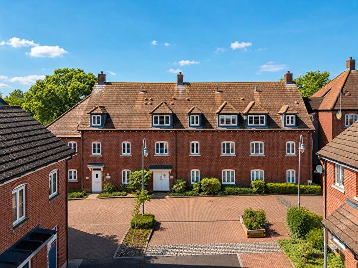 2 Bedroom Flat For Sale In Avian Avenue, Frogmore, St. Albans, AL2