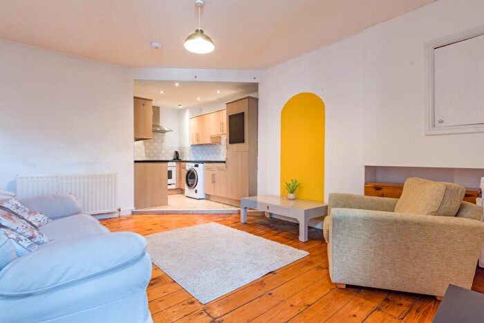 3 Bedroom Flat To Rent In Newlands Road, Jesmond, Newcastle Upon Tyne, NE2