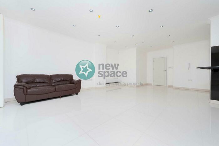 2 Bedroom Apartment To Rent In Westside Court, Southgate Road, London, N1