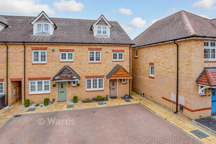4 Bedroom End Of Terrace House For Sale In Eccles Close, Aylesford, Kent, ME20