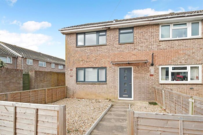 3 Bedroom End Of Terrace House To Rent In Giles Close, Yapton, BN18