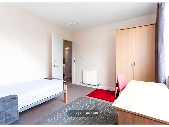 3 Bedroom Flat To Rent In Harvey Goodwin Avenue, Cambridge, CB4