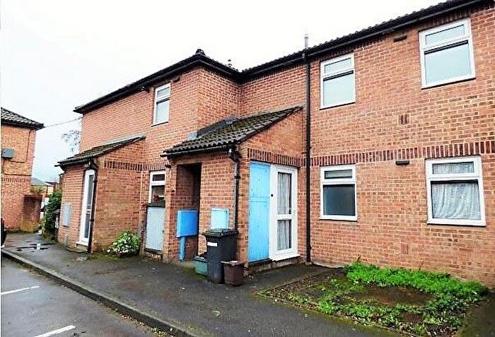 1 Bedroom Flat To Rent In Mahoney Court, Oakridge Road, High Wycombe, Buckinghamshire, HP11