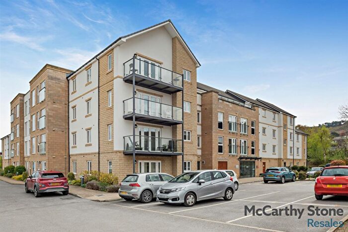 2 Bedroom Flat For Sale In Chesterton Court, Railway Road, Ilkley, LS29