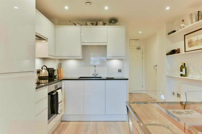 1 Bedroom Flat For Sale In South Street, Epsom, KT18
