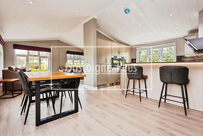 2 Bedroom Property To Rent In Portsmouth Road Warren Park, Godalming, GU8