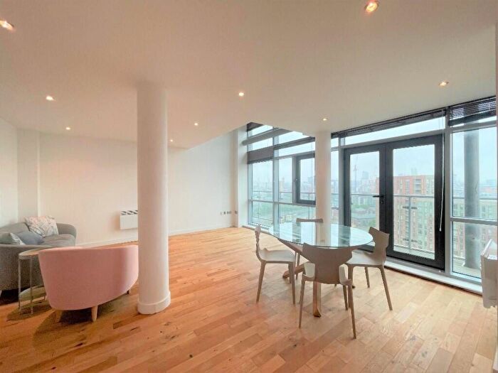 3 Bedroom Flat To Rent In Gotts Road, Leeds, LS12