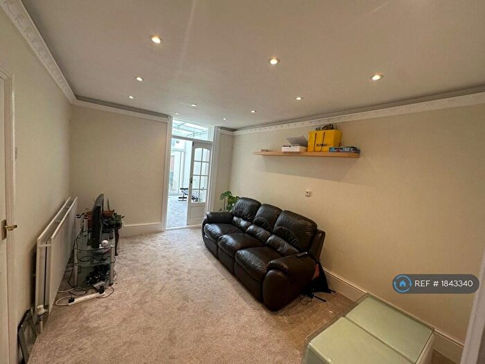 2 Bedroom Flat To Rent In Leslie Park Road, Croydon, CR0