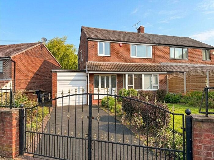 3 Bedroom Semi-Detached House For Sale In York Avenue, Huddersfield, HD2