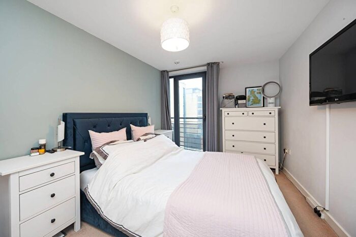 2 Bedroom Flat For Sale In Palmers Road, Bethnal Green, London, E2
