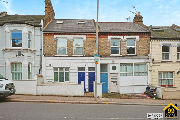 2 Bedroom Flat To Rent In Plough Road, London, Wandsworth, SW11