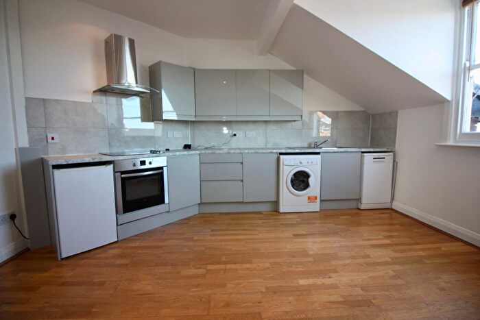 2 Bedroom Flat To Rent In High Road, Southgate, N11