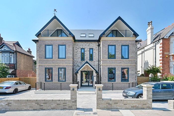 3 Bedroom Flat To Rent In Creswick Road, Acton, W3