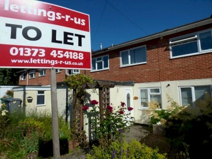 2 Bedroom Property To Rent In Malvern Close, Warminster, Wiltshire, BA12