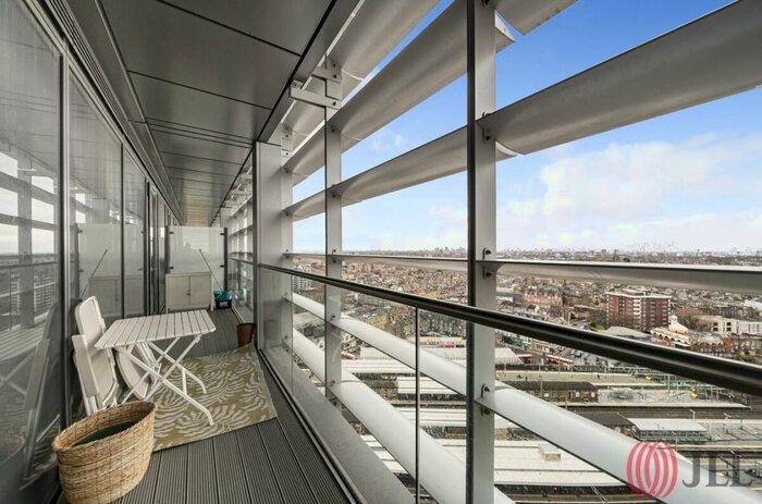 2 Bedroom Flat To Rent In City North Place, London, N4