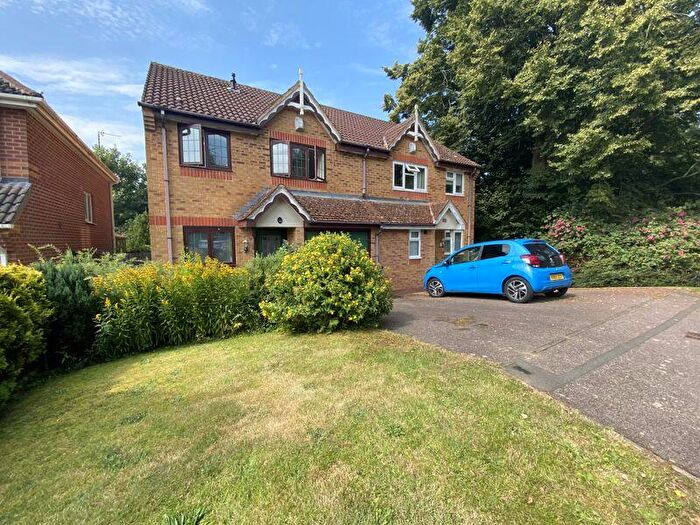 3 Bedroom Semi-Detached House For Sale In Elm Way, Nuneaton, CV10