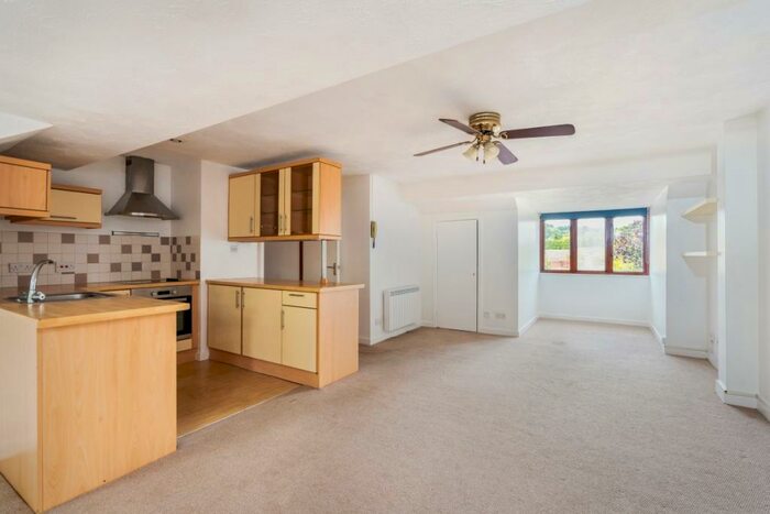 1 Bedroom Flat To Rent In Holmesdale Road, Reigate, RH2