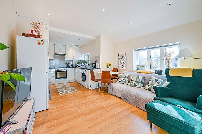 3 Bedroom Flat To Rent In Crowther Avenue, South Ealing, Brentford, TW8