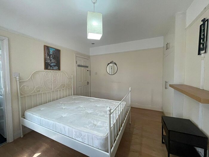 Terraced House To Rent In North Circular Road, Enfield, N13
