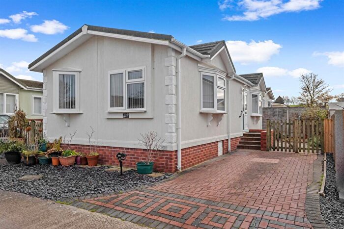 2 Bedroom Park Home For Sale In The Park, Dodwell Park, Dodwell, Stratford-Upon-Avon, CV37