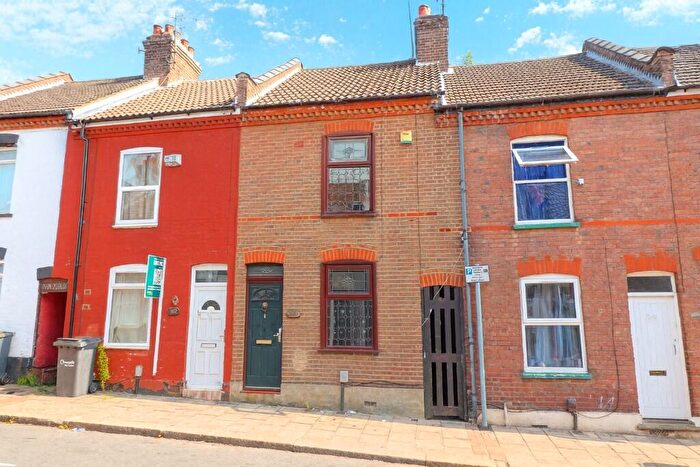 3 Bedroom Terraced House For Sale In Ridgway Road, Luton, Bedfordshire, LU2