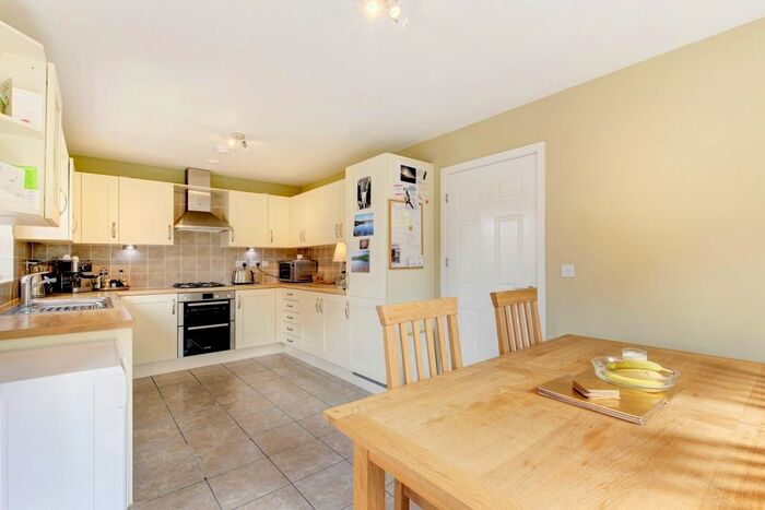 4 Bedroom Flat To Rent In White Horse Road, Marlborough, SN8