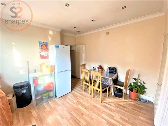 3 Bedroom Flat To Rent In Southcroft Road, Tooting, London, SW17