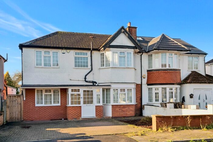 3 Bedroom Flat To Rent In Lulworth Gardens, Harrow, HA2