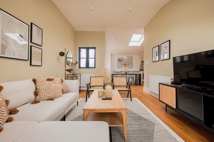 3 Bedroom Flat To Rent In Tooting High Street, London, SW17