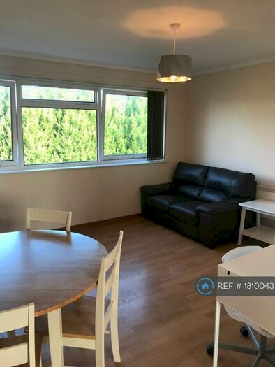 2 Bedroom Flat To Rent In Broadgate Avenue, Beeston, Nottingham, NG9
