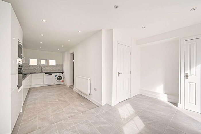 3 Bedroom Terraced House To Rent In Compton Close, Cricklewood, London, NW11