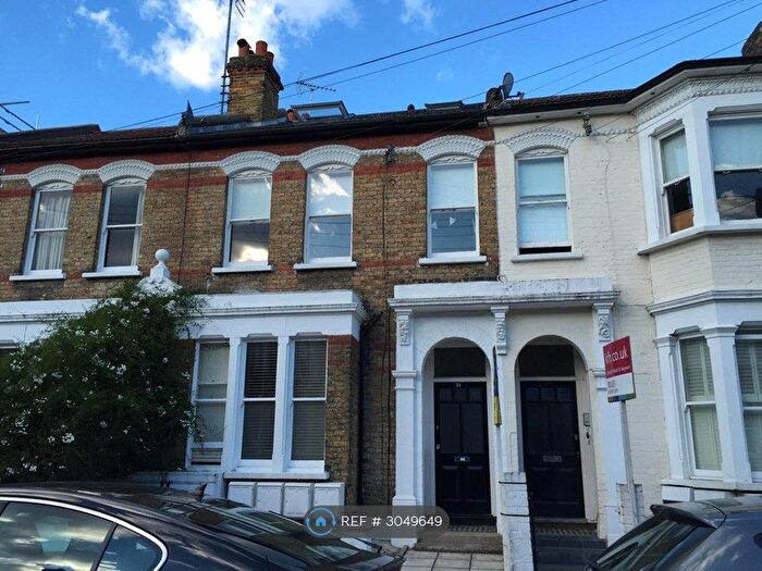 3 Bedroom Flat To Rent In Rowfant Road, London, SW17