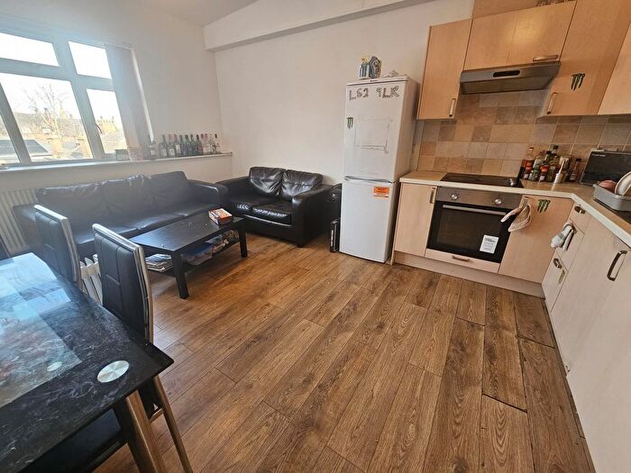 3 Bedroom Flat To Rent In Hyde Terrace, Leeds, LS2