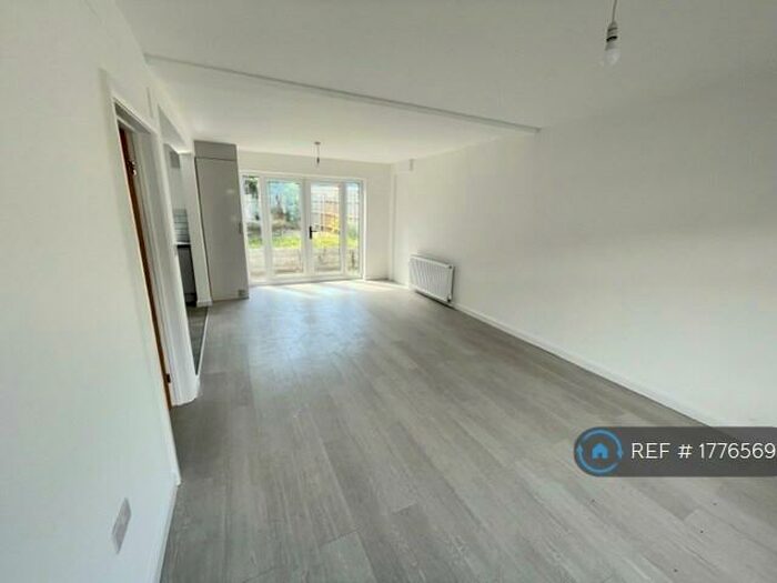 3 Bedroom Detached House To Rent In Peters Avenue, London Colney, St. Albans, AL2