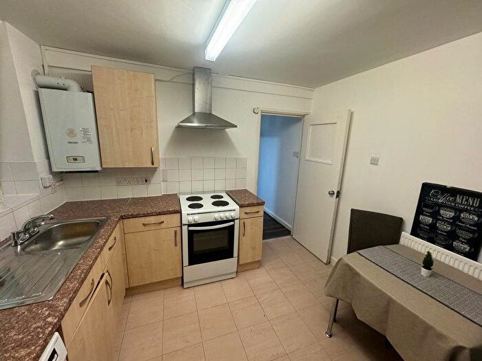 3 Bedroom Flat To Rent In Hollybush Gardens, London, E2