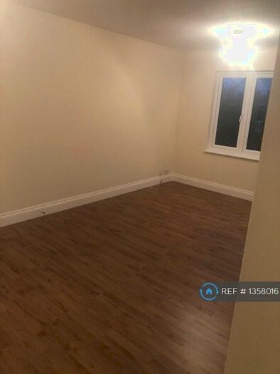 1 Bedroom Flat To Rent In Bornedene, Potters Bar, EN6