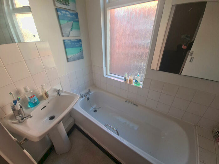 5 Bedroom House To Rent In Manor Drive, Leeds, LS6