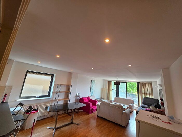 3 Bedroom Flat To Rent In Streamline Mews, London, SE22