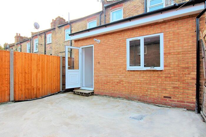 2 Bedroom Flat To Rent In Station Crescent, London, N15