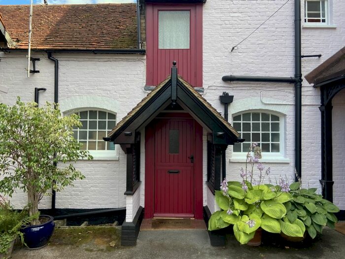 2 Bedroom Cottage To Rent In High Street, Taplow, Maidenhead, SL6
