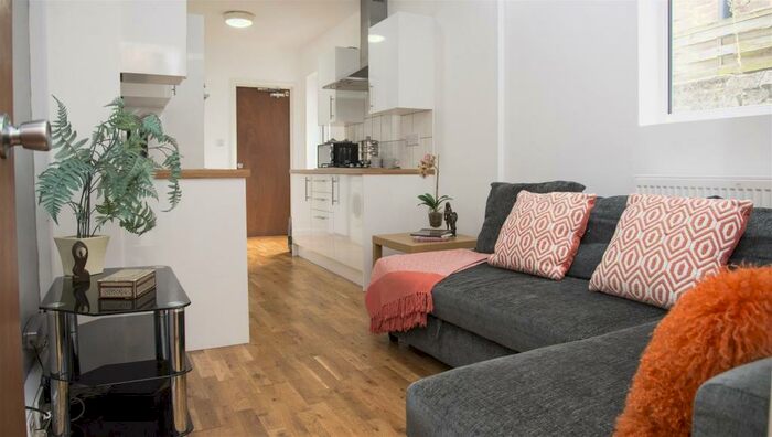 5 Bedroom House To Rent In Cleveland Road, Southsea, PO5