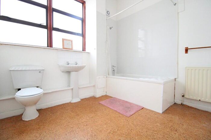 2 Bedroom Flat To Rent In Bethnal Green Road, London, E2