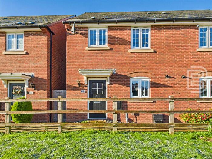 3 Bedroom Semi Detached House For Sale In East Close, Cawston, Rugby, CV22