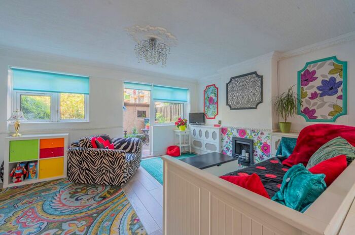 3 Bedroom Maisonette To Rent In Beaconsfield Road, Plaistow, London, E16