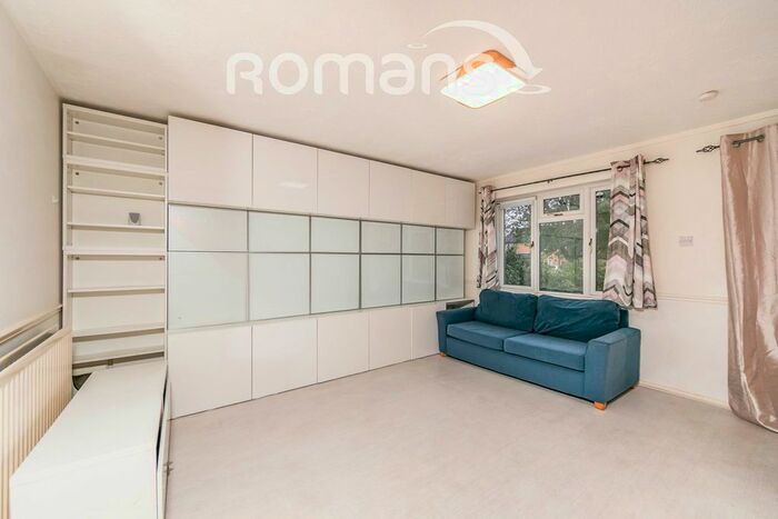 3 Bedroom Semi-Detached House To Rent In Catcliffe Way, Lower Earley, Reading, RG6