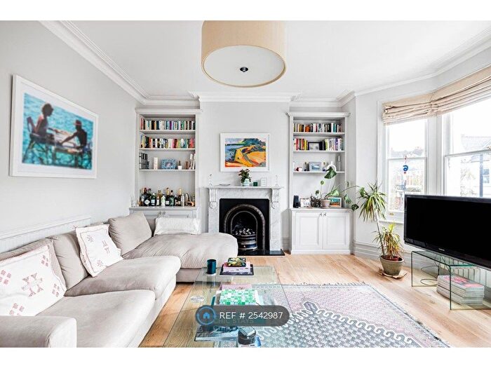 3 Bedroom Flat To Rent In London, London, SW4